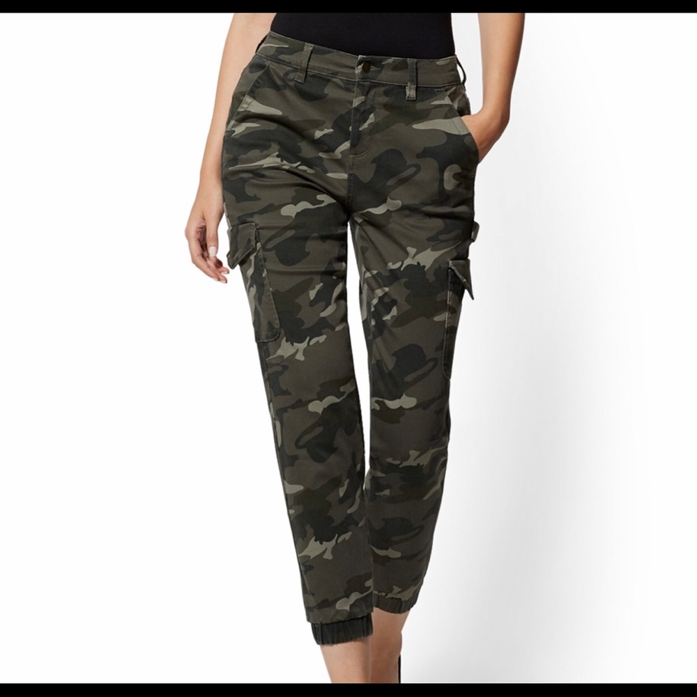High-waisted Cargo Ankle Pants-Camouflage Print
